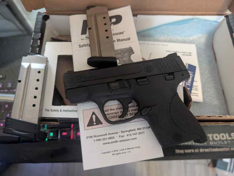 Smith and Wesson S&amp;W M&amp;P 40 Shield 