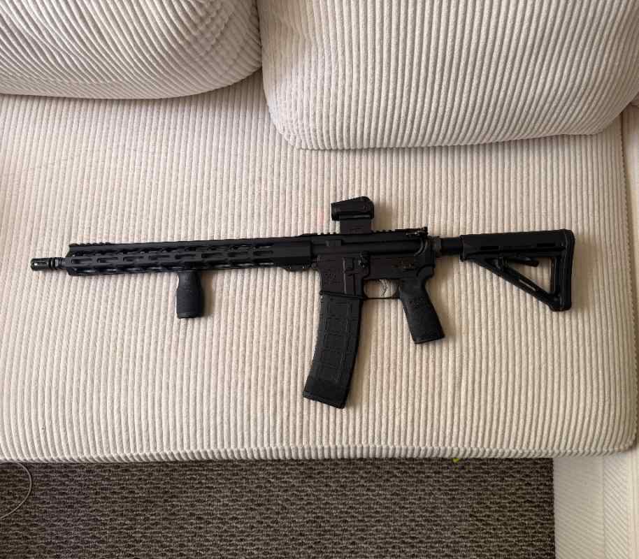 ar 15 with accessories 